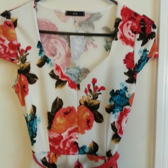 SOLD!Beautiful floral print dress - Picture 2 of 2