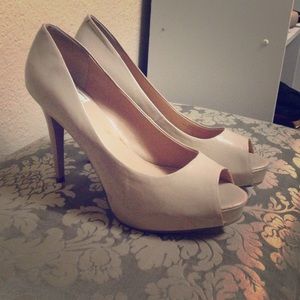 Guess pumps