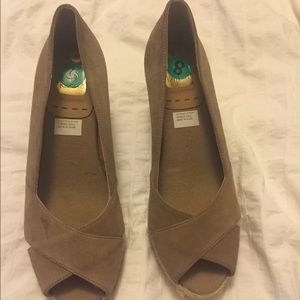Brand new never worn taupe wedges