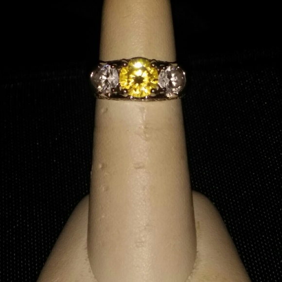 3 stone ring - Picture 2 of 3