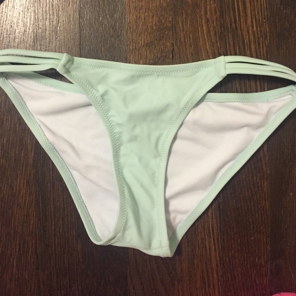 Bikini - Picture 3 of 3