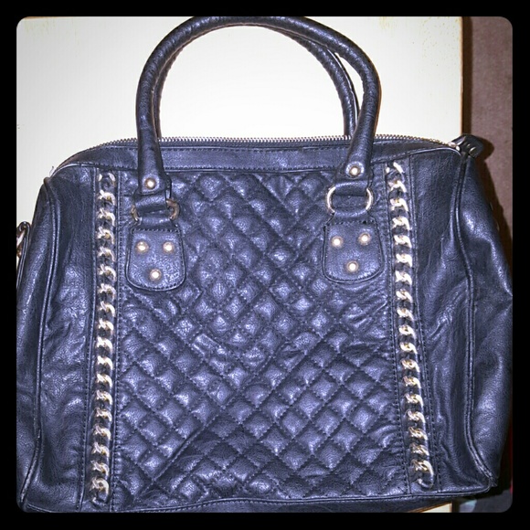 BLACK HANDBAG W/ GOLD CHAIN DESIGN