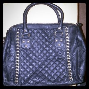 BLACK HANDBAG W/ GOLD CHAIN DESIGN
