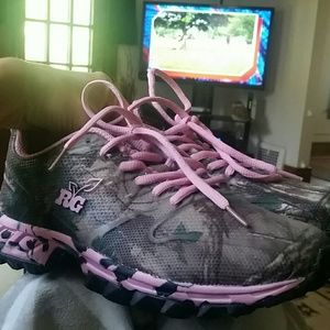 Camo and pink Realtree girl hiking shoes