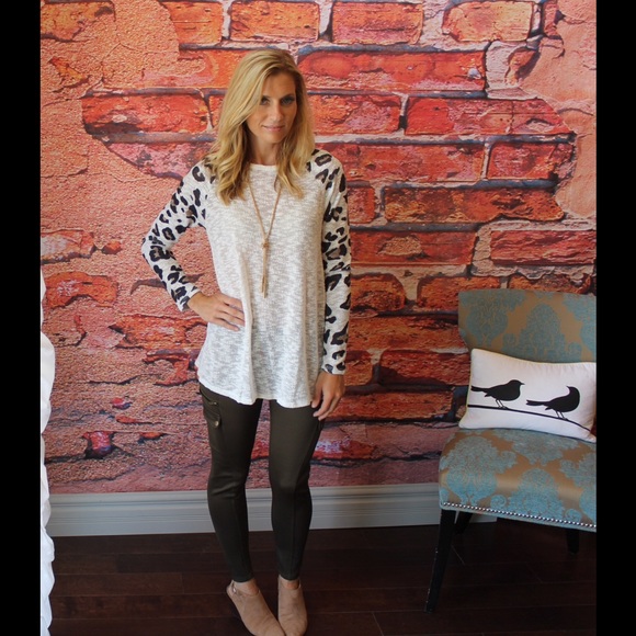 Leopard sleeve soft knit tunic - Picture 2 of 3