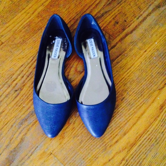 • • Steve Madden Flats • •