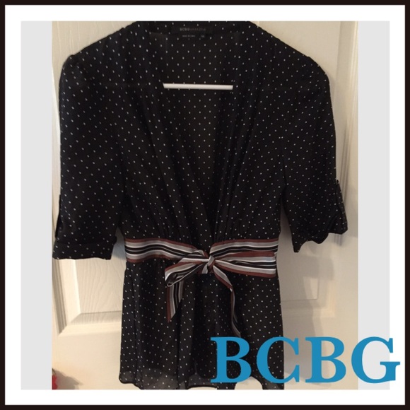 🎉HP 10/23 🎉Sale Vintage BCBG blouse! Adorable