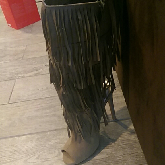 Fringe heels - Picture 2 of 3