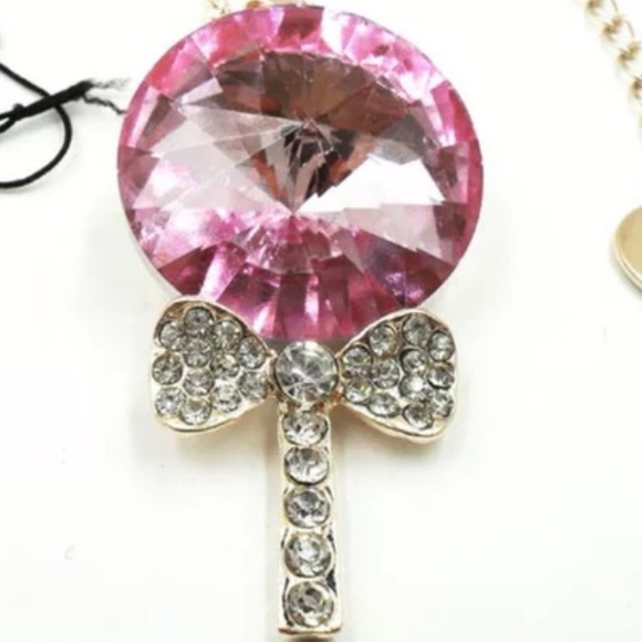 Betsey Johnson Jewelry - 🌷Crystal pendant necklace