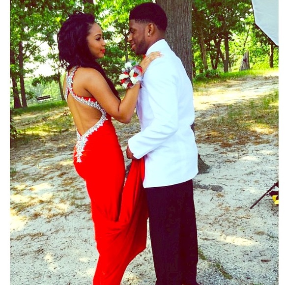 Red Sequenced V-neck Prom Dress✨