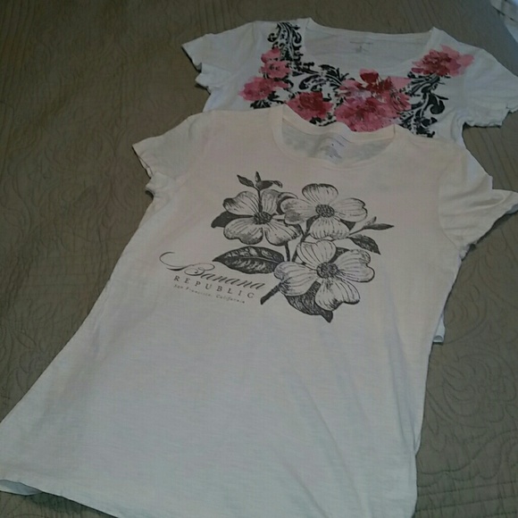 2 Banana Republic t-shirts size sm, can fit med