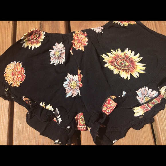 ❌SOLD❌Brandy Melville RARE Peony/Sunflower Vodis - Picture 4 of 4