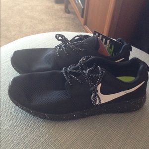 NEW Nike Roshe Runs