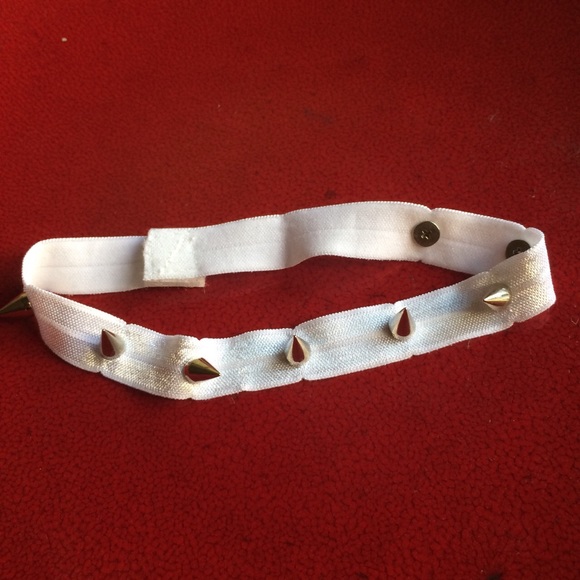 White spike choker