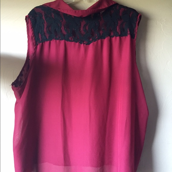 ✨Maroon Blouse w/ Black Lace Detail! ✨ - Picture 3 of 3