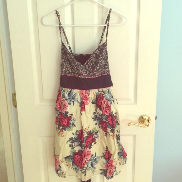 Lovely tie back floral dress🌹