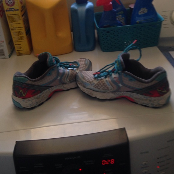 New balance tennis shoes
