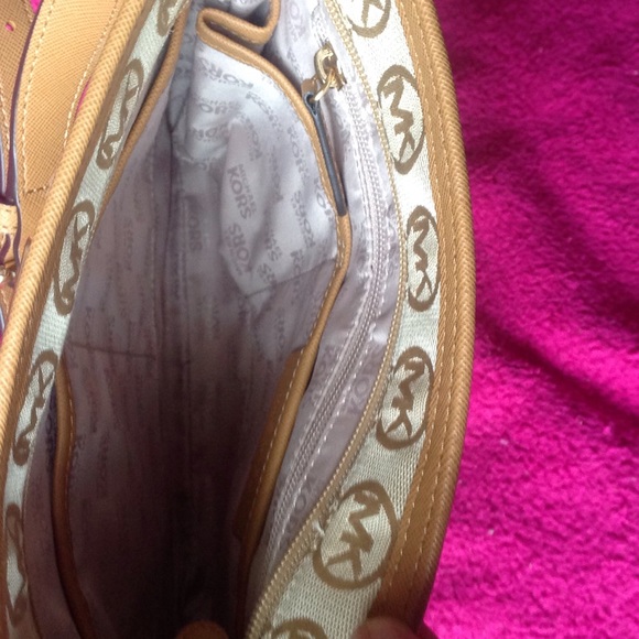 MICHAEL KORS TAN CROSSBODY - Picture 4 of 4