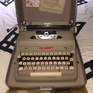 Royal quiet de lux typewriter