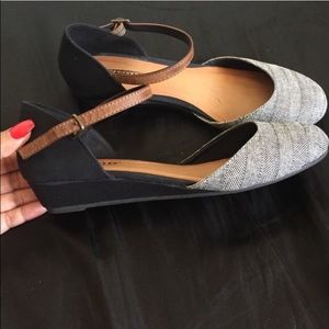 Flats/low wedges. Neutral ON HOLD