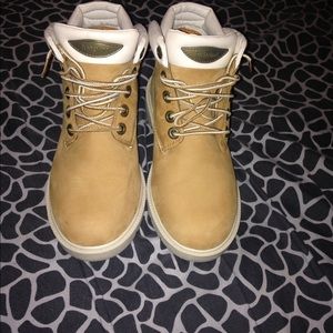 Size 5 . 9/10 cond. $90