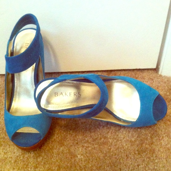 Closet Clearout!! Bakers Peep Toe Heels!!