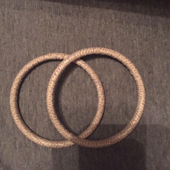Cream & black bracelet set