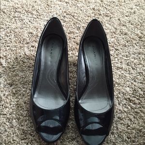 Tahari black patent kitten heels