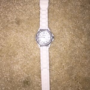 white rubber diamond watch