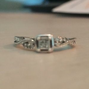 Size 5.5 beautiful sterling silver ring!