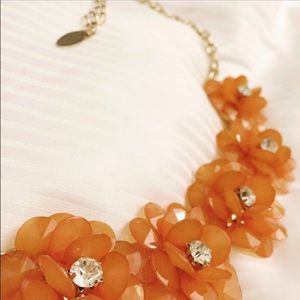 Stand-out flower necklace🌼
