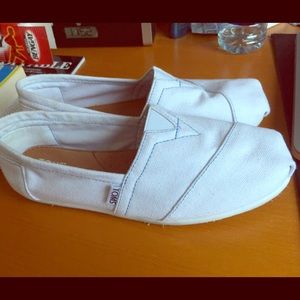 White TOMS size 8
