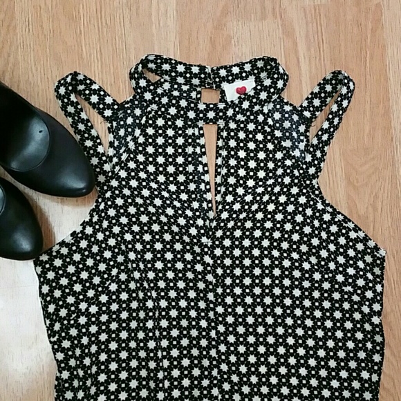 ❌SOLD❌ Really Cute Short Romper - Picture 2 of 4