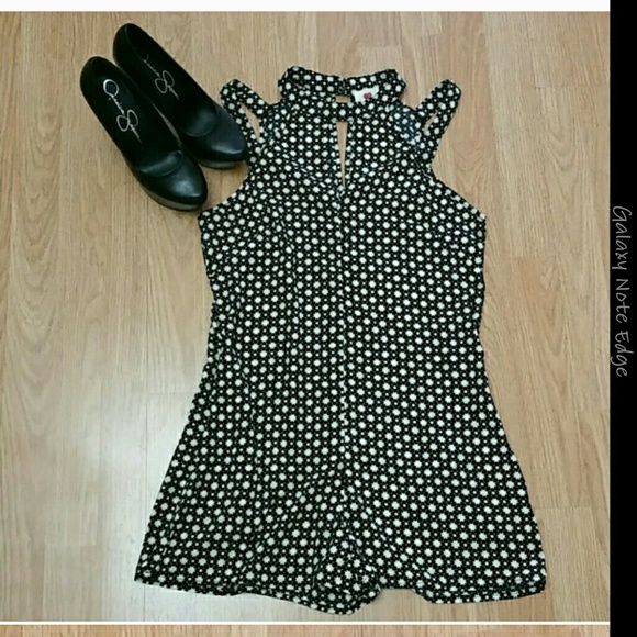 ❌SOLD❌ Really Cute Short Romper - Picture 4 of 4