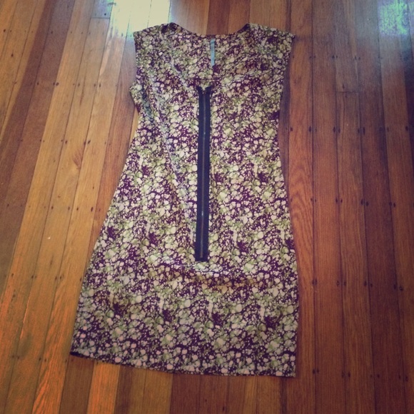 Cute zip up dress!