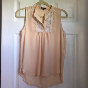 Sleeveless lace paneled blouse