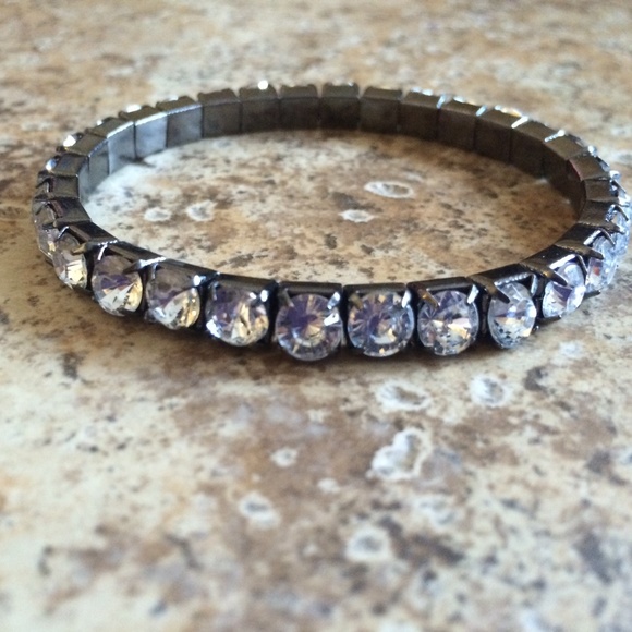 Elastic clear stone bracelet