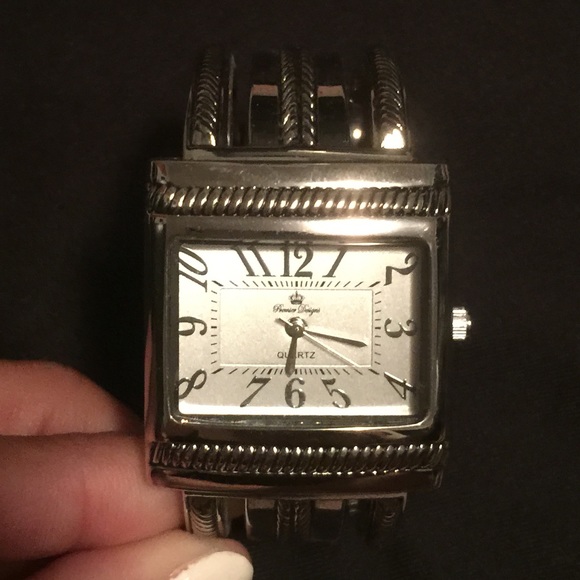 🌟SALE🌟 Silver Quartz Watch - Picture 2 of 3