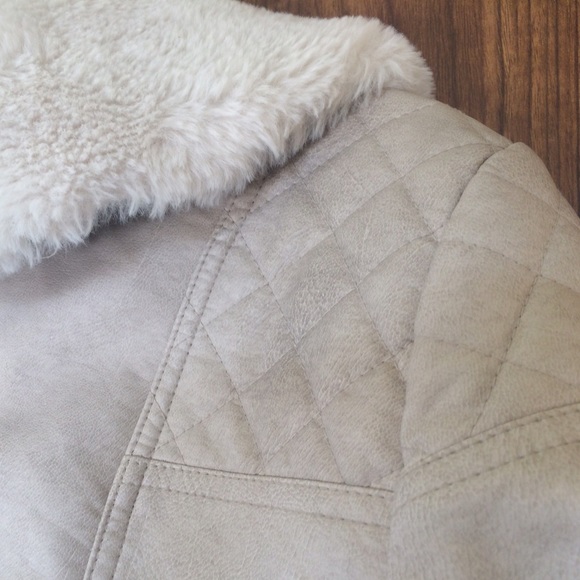 White Quilted Leather Jacket w/ Fur Accent Collar - Picture 3 of 4
