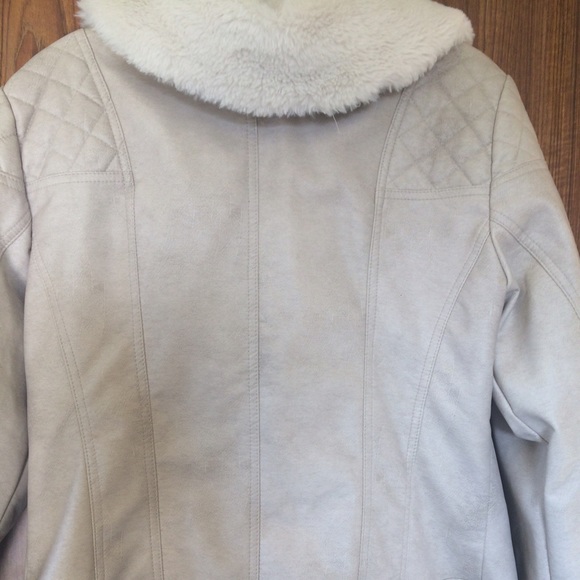 White Quilted Leather Jacket w/ Fur Accent Collar - Picture 4 of 4