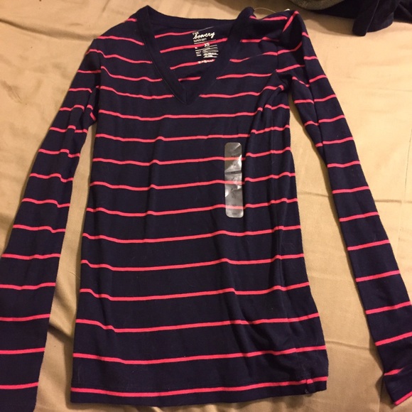Size xs v neck never worn with tags!