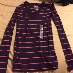 Size xs v neck never worn with tags!