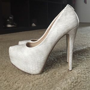 White/Grey Snake Skin Pumps