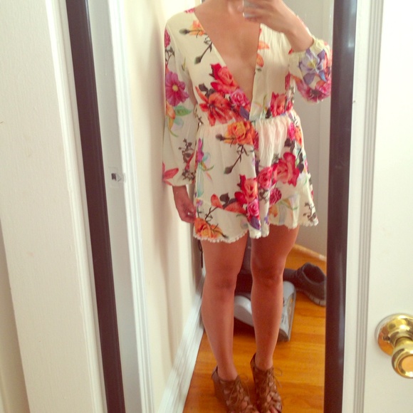 LF Dresses & Skirts - Floral plunging flowy romper 🌸🌷🌺