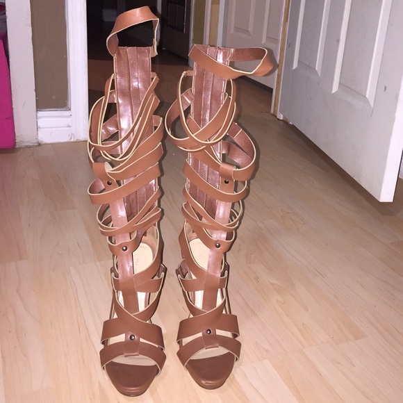 SIZE 8" HIGH HEELS SHOES - Picture 4 of 4