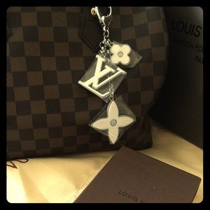 😍gorgeous white L v charm💕