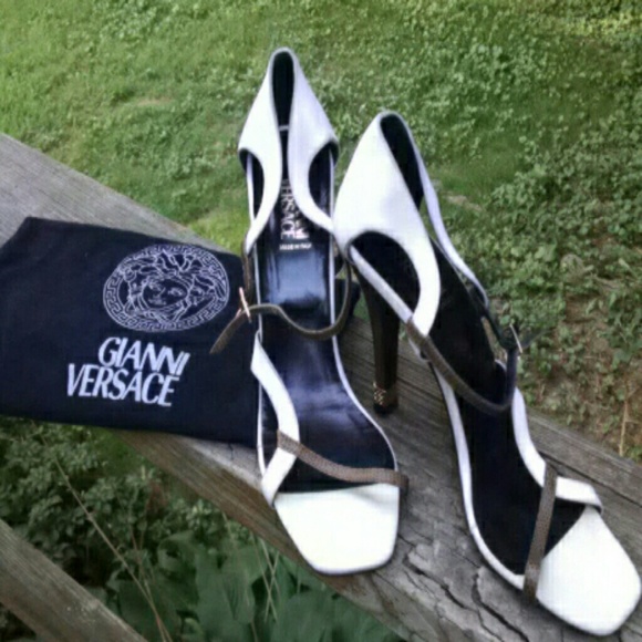 Gianni Versace sz 37 Strappy Heels