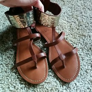 Carlos Santana metal plate leather sandals