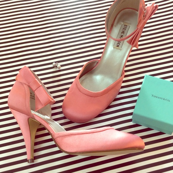 Steve Madden Shoes - Pink satin heels with bows.