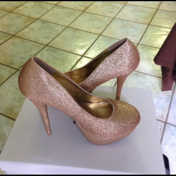 Golden metallic platform heels